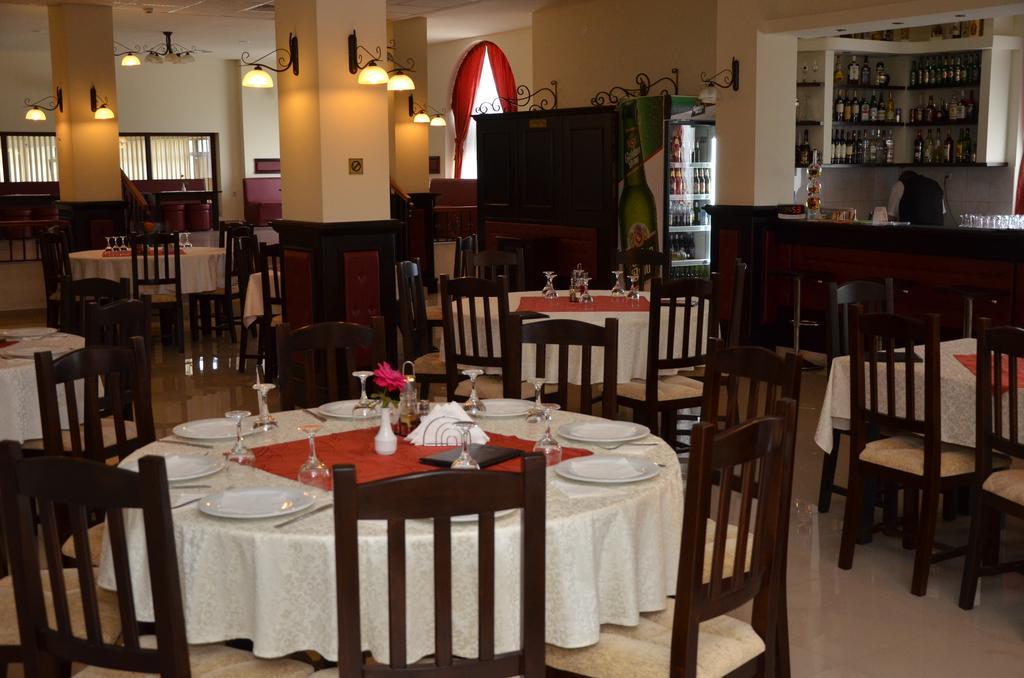 Hotel Restaurant La Conac Botiz 外观 照片