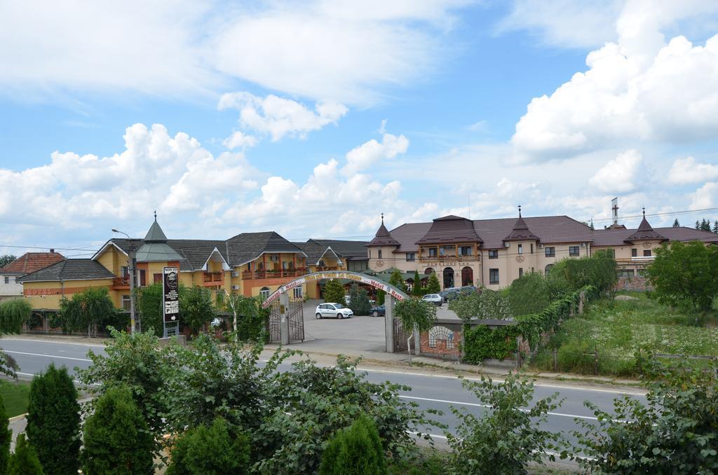 Hotel Restaurant La Conac Botiz 外观 照片