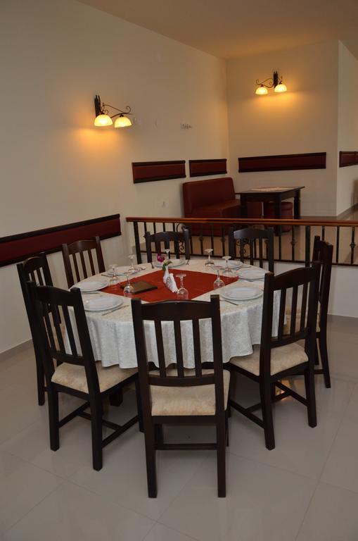Hotel Restaurant La Conac Botiz 外观 照片